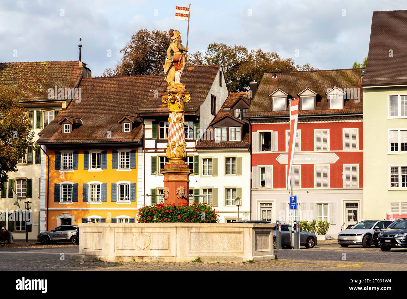 Piazza colorata (Platz) che prende il nome da Niklaus Thut e dalla fontana, Zofingen, cantone di Argovia, Svizzera. Foto Stock