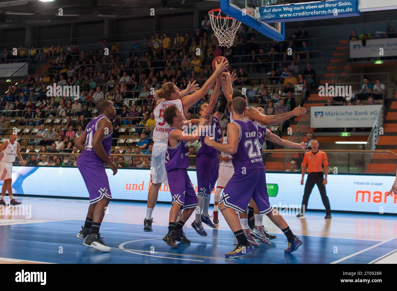 Marco Grimaldi (4) Jermanine Mallett (11) Harper Kamp (21) Aktion Gegen Chevon Troutmann (5) und John Byrant (54) FC Bayern Basketball - BG Göttingen 95:86 Krombacher Challenge 2013 in Hagen, Deutschland AM 08.09.2013 Foto Stock