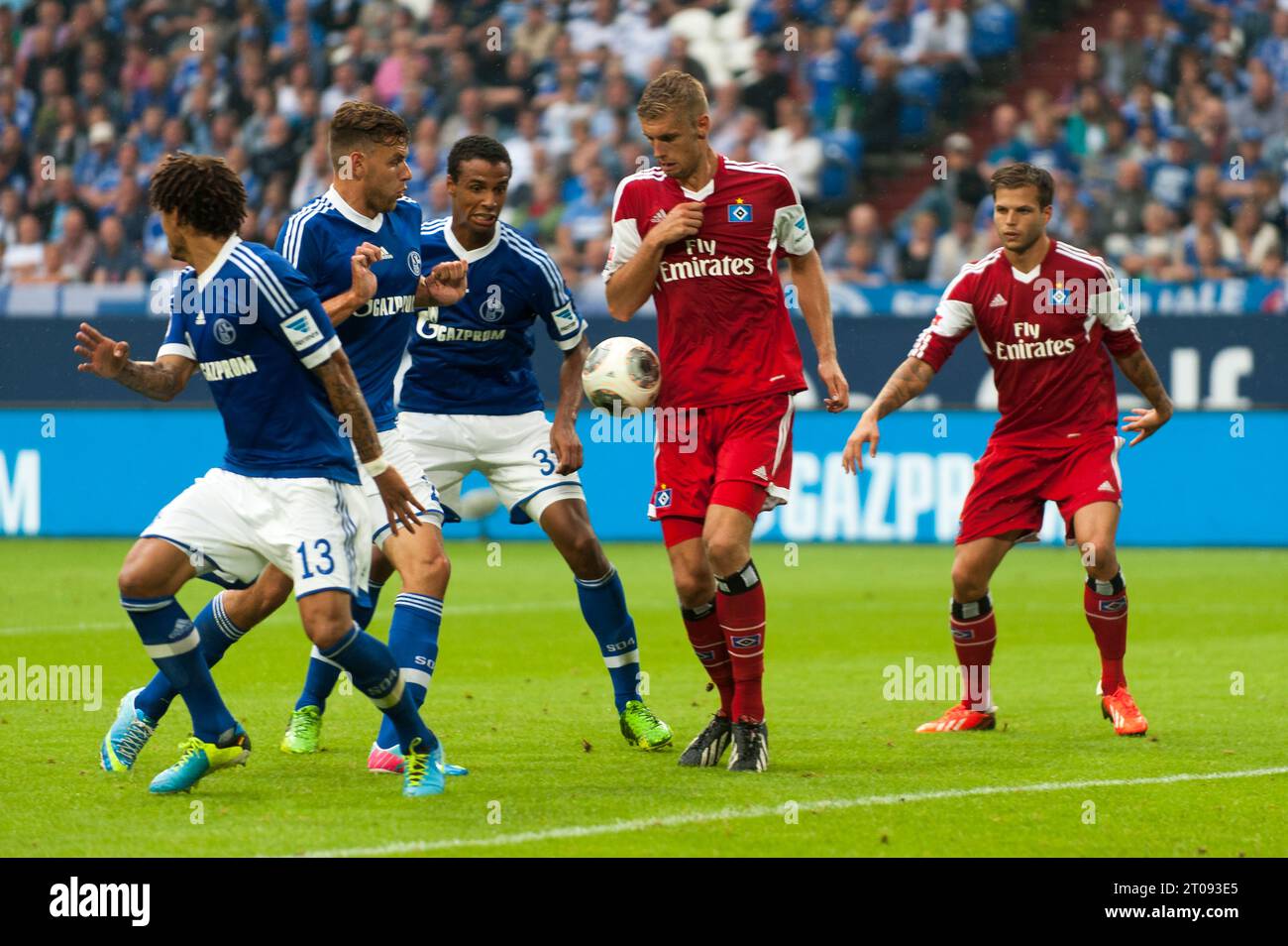 Jermaine Jones (13) Adam Szalai (28) Joel Matip (32) Aktion gegen LASSE SOBIECH (HSV) FC Schalke 04 - Hamburger SV 3:3 Fußball Bundesliga in Gelsenkirchen, Deutschland AM 11.08.2013 Foto Stock