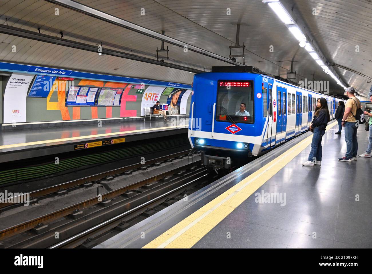 Treno della metropolitana di Madrid che arriva alla stazione Estación del Arte – Madrid, Spagna – 24 maggio 2023 Foto Stock