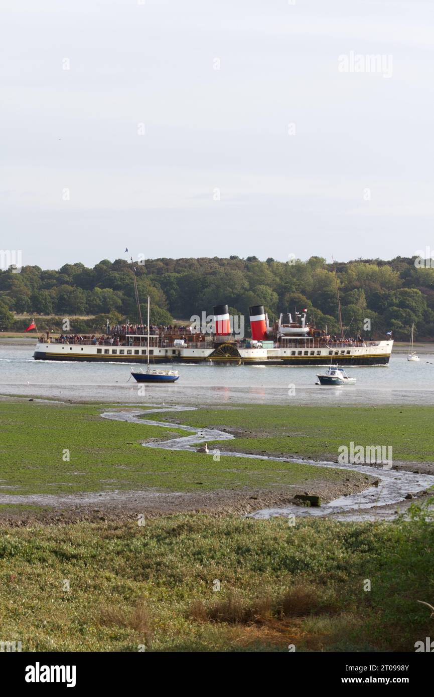 Ipswich, Regno Unito. 5 ottobre 2023. Piroscafo a pale Waverley sul fiume Orwell vicino a Ipswich in rotta per Clacton questa mattina. Questo fa parte delle escursioni a Londra e nell'estuario del Tamigi di Waverley per questo autunno. Waverley e' l'ultimo piroscafo a pale che trasporta passeggeri al mondo. Credito: Eastern Views/Alamy Live News Foto Stock