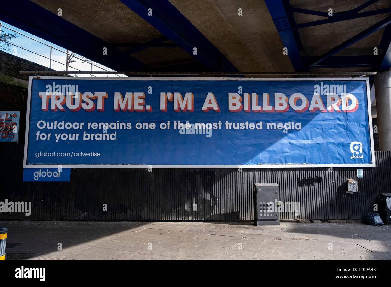 Poster Billboard che promuove l'uso di cartelloni pubblicitari come spazio pubblicitario di fiducia recita Trust me, IM a Affissboard by Global Media Group Services Limited il 27 settembre 2023 a Londra, Regno Unito. Global possiede e gestisce anche una delle principali società di pubblicità fuori casa nel Regno Unito attraverso la sua divisione Outdoor. Foto Stock