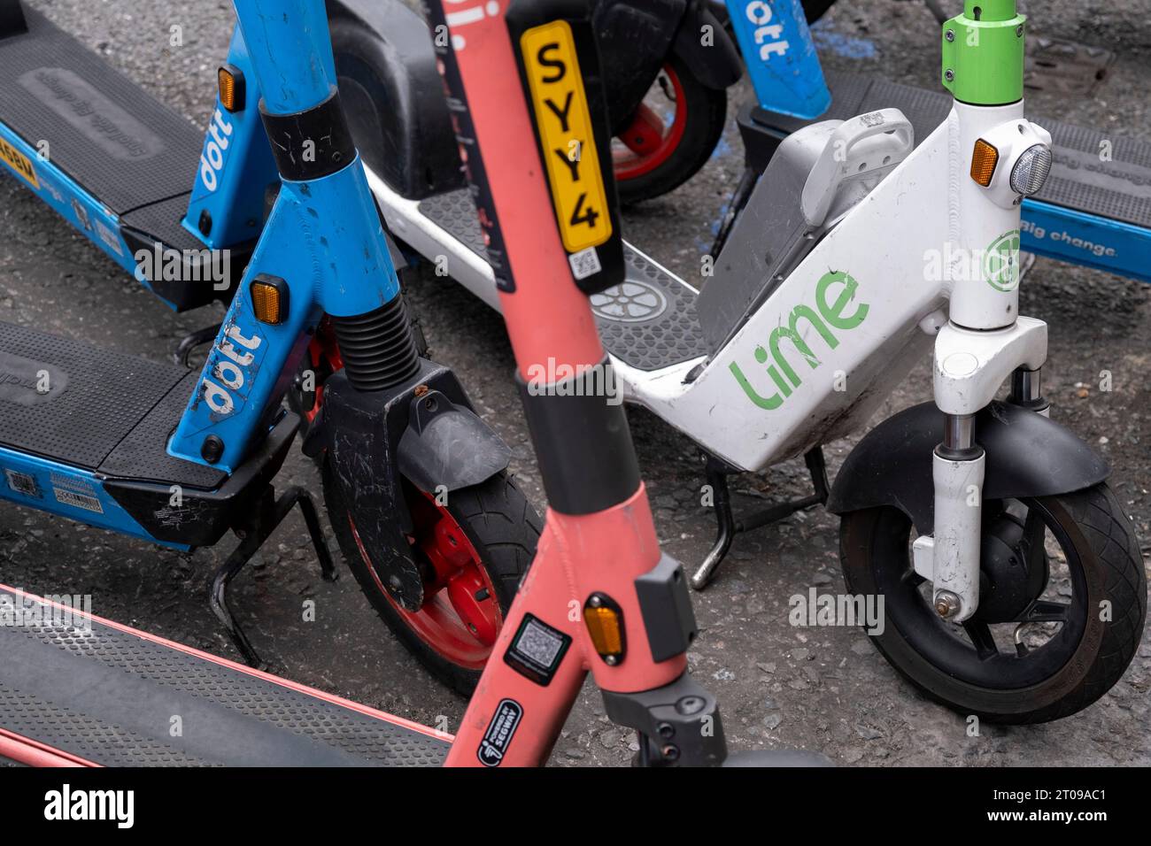 Escooters di vari marchi il 27 settembre 2023 a Londra, Regno Unito. Un sistema di condivisione di scooter è un servizio di trasporto condiviso in cui gli scooter elettrici motorizzati, detti anche e-scooter, sono messi a disposizione per il noleggio a breve termine. Gli e-scooter sono in genere senza ancoraggio, il che significa che non hanno una sede fissa e vengono lasciati e ritirati da alcune posizioni nell'area di servizio. Foto Stock