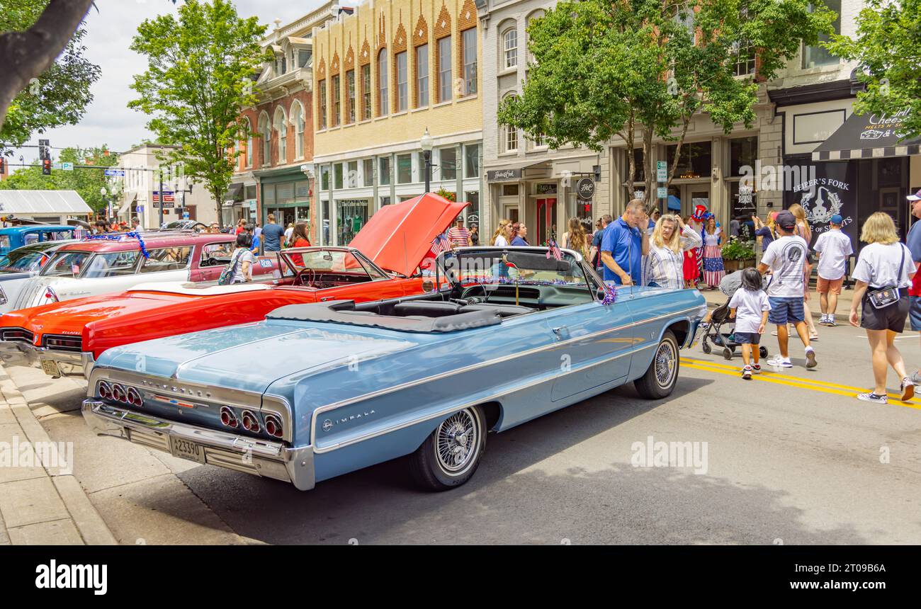 una collezione di auto d'epoca parcheggiate sulla strada principale di franklin, tennessee Foto Stock