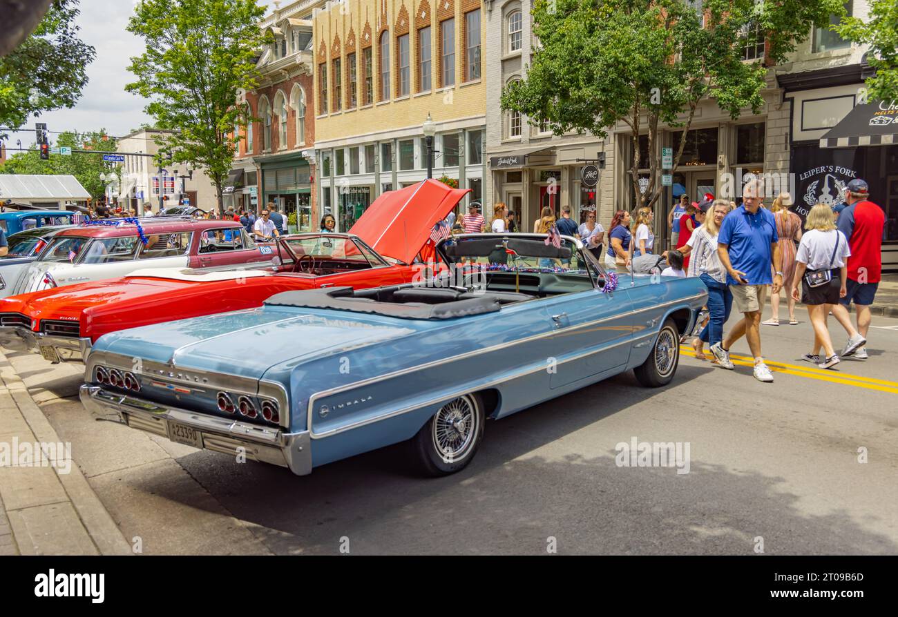 una collezione di auto d'epoca parcheggiate sulla strada principale di franklin, tennessee Foto Stock