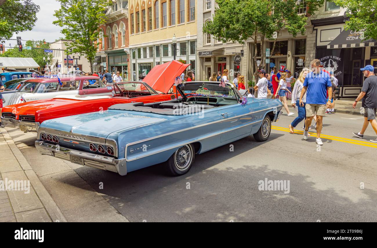 una collezione di auto d'epoca parcheggiate sulla strada principale di franklin, tennessee Foto Stock