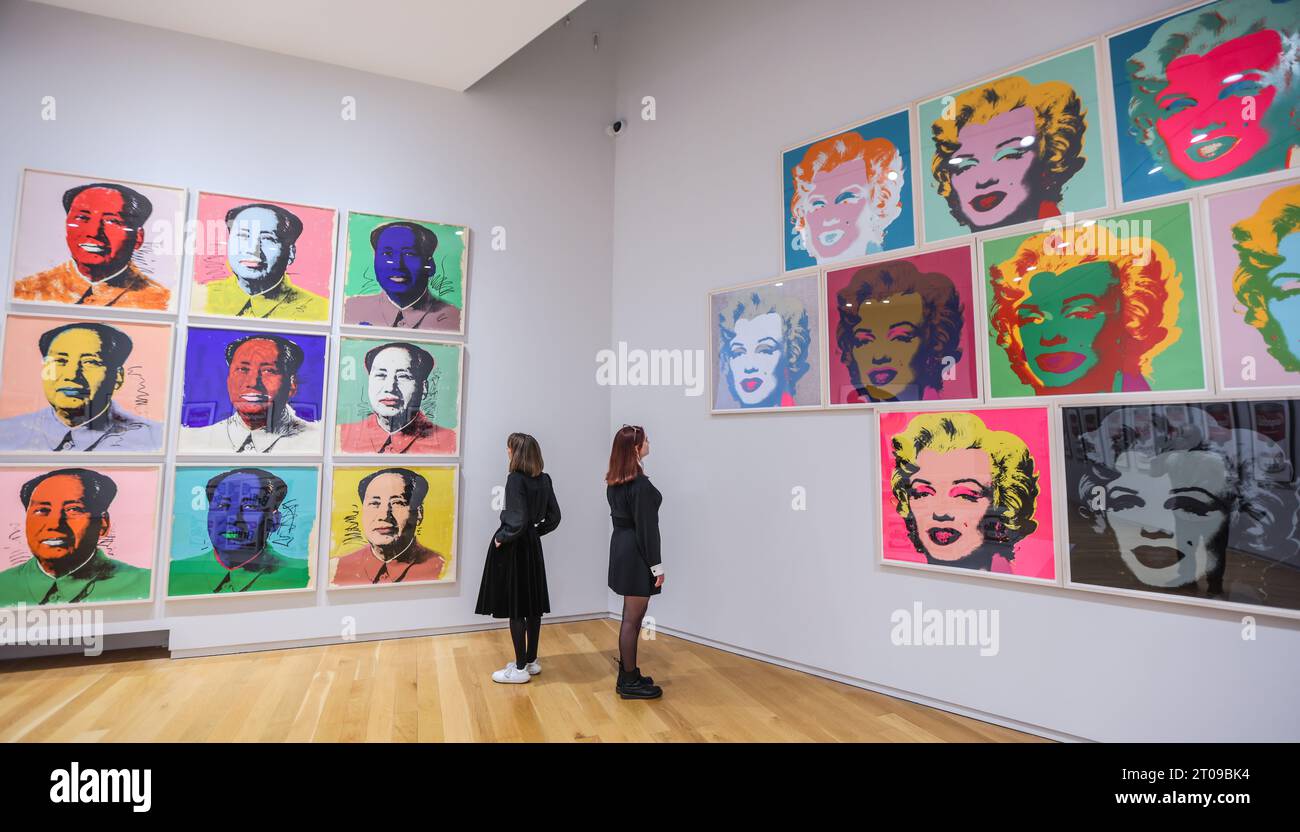 Dublino, Irlanda. 5 ottobre 2023. Mao, (L) Marilyn Monrow (R), Hugh Lane Gallery e Dublin City Council annunciano la più grande mostra irlandese di Andy Warhol, la prima ad essere aperta in 25 anni. Una mostra unica di 250 dipinti, stampe, fotografie, film e installazioni di Andy Warhol presso la Hugh Lane Gallery che mostra la straordinaria gamma di opere d'arte dell'artista prodotte in oltre quarant'anni. (6 ottobre 2023 - 28 gennaio 2024) crediti: Paul Quezada-Neiman/Alamy Live News Foto Stock