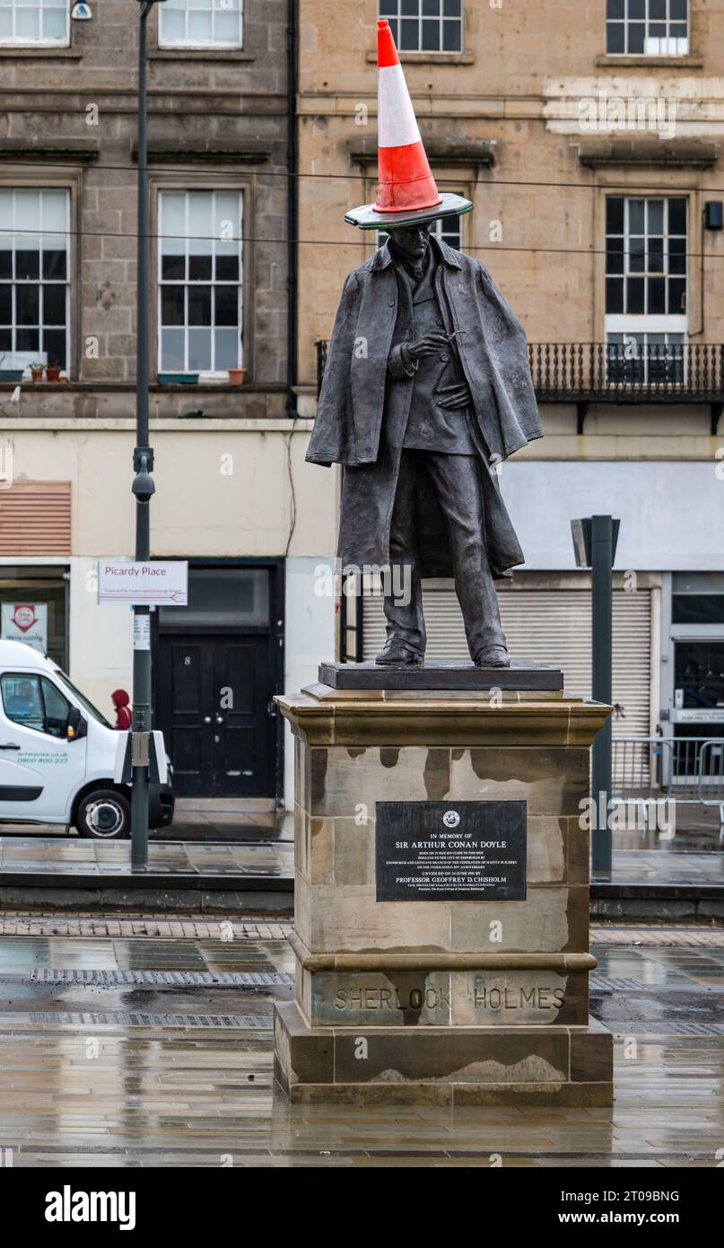 Picardy Place, Edimburgo, Scozia, Regno Unito. Statua di Sherlock Holmes con cono stradale: La statua recentemente rinnovata e reinstallata ha un cono stradale sulla testa. Crediti: Sally Anderson/Alamy Live News Foto Stock