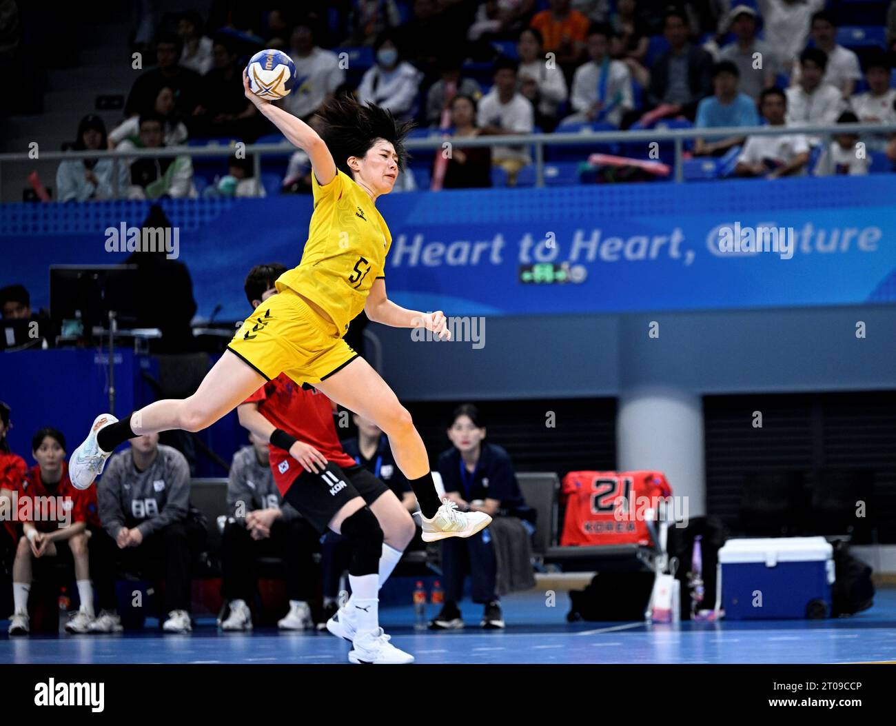 Hangzhou, provincia cinese di Zhejiang. 5 ottobre 2023. La giapponese Yoshidome Yuki (UP) gareggia durante la partita della medaglia d'oro femminile di pallamano tra Giappone e Corea del Sud ai diciannovesimi Giochi asiatici di Hangzhou, nella provincia dello Zhejiang della Cina orientale, 5 ottobre 2023. Crediti: Wang Peng/Xinhua/Alamy Live News Foto Stock