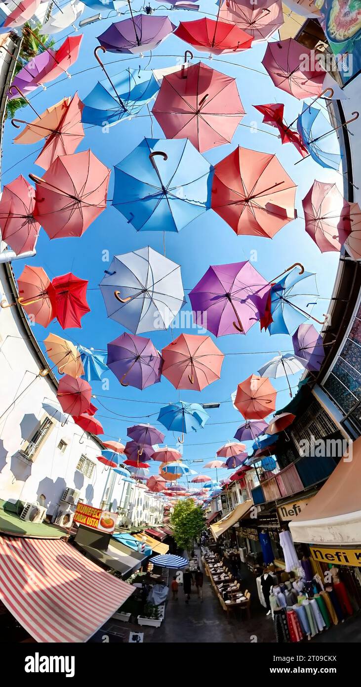 Antalya, Turchia - agosto 6,2023: Vista aerea di Antalya in Umbrella Street. Il cuore di Antalya è Kaleici, il suo affascinante quartiere storico. Visitatori Foto Stock