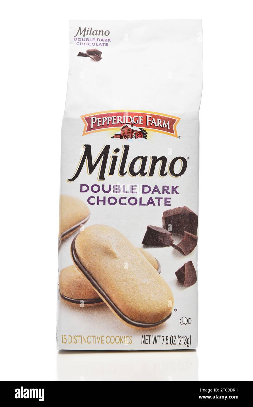 IRVINE, CALIFORNIA - 4 OCT 2023: Un sacchetto di Pepperidge Farms Milano Double Dark Chocolate Cookies. Foto Stock
