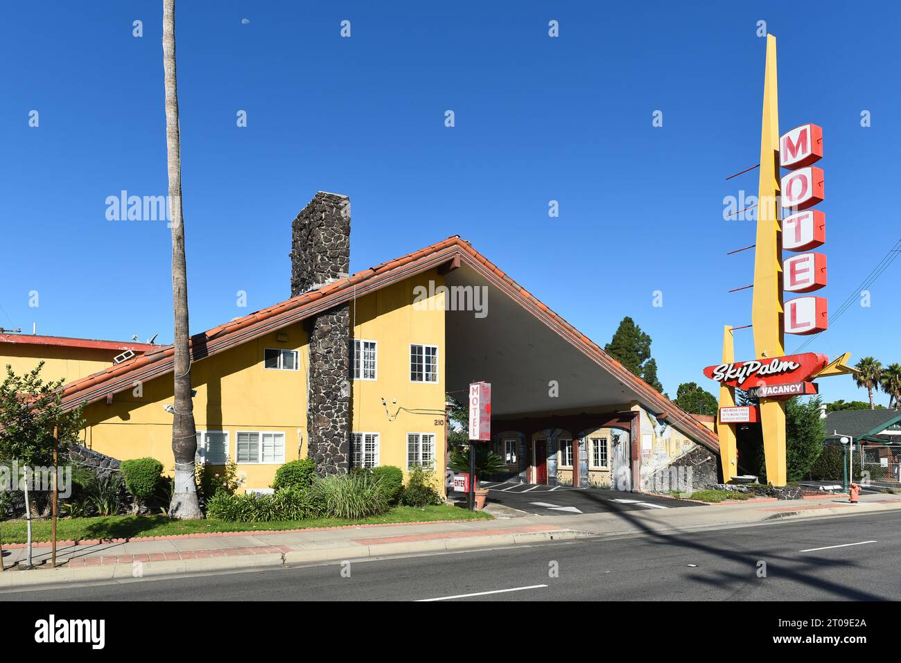 ORANGE, CALIFORNIA - 4 ottobre 2023: The Sky Palm Motel in North Tustin Street. Foto Stock