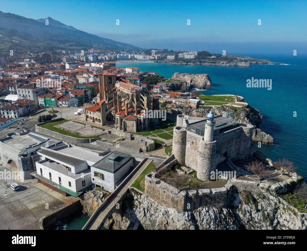 Vista aerea panoramica di antichi castelli situati sulla costa basca vicino al mare sereno e al cielo blu alla luce del giorno Foto Stock