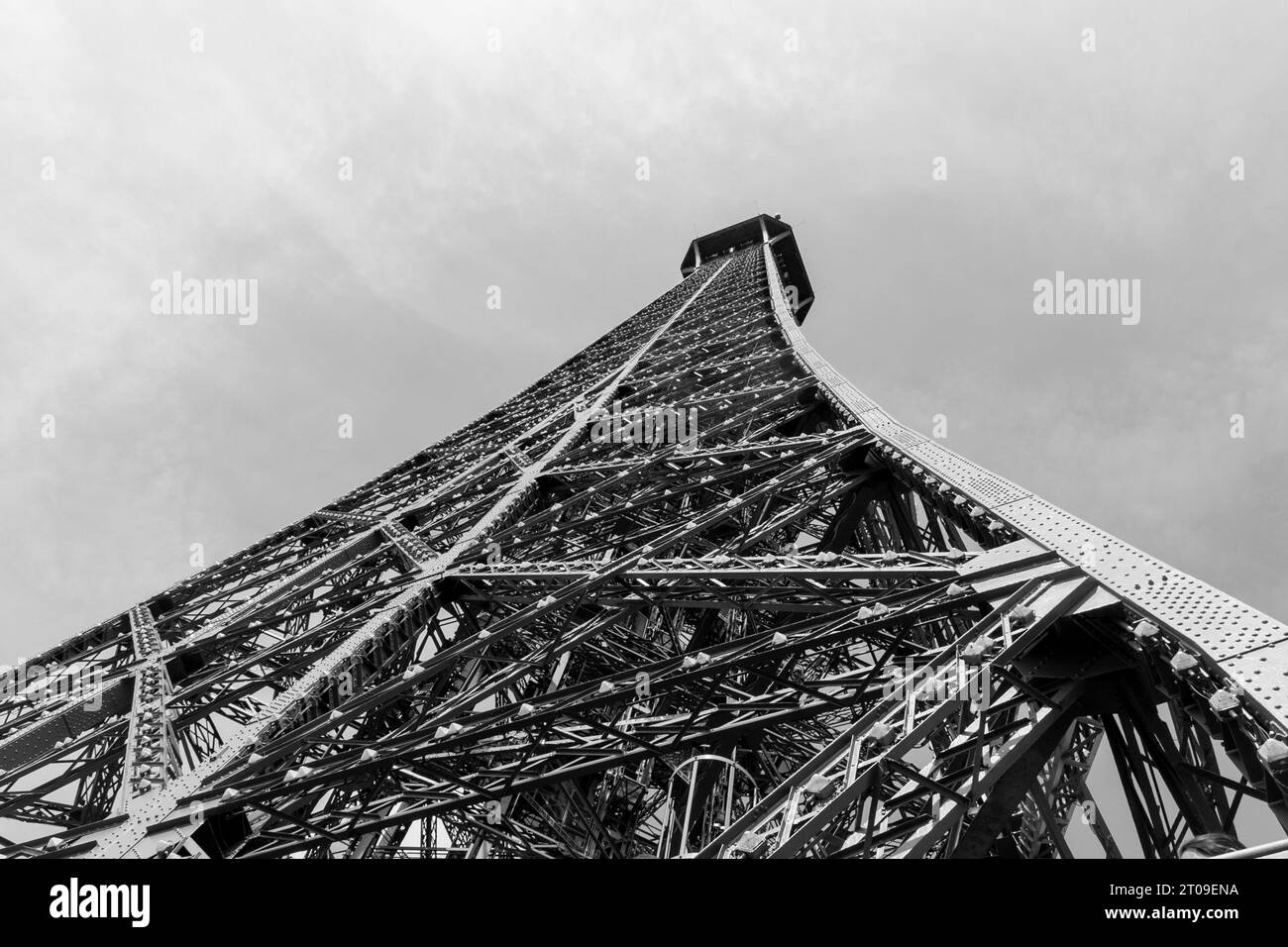 Dal basso bianco e nero della costruzione in ferro della Torre Eiffel in prospettiva contro il cielo pulito Foto Stock