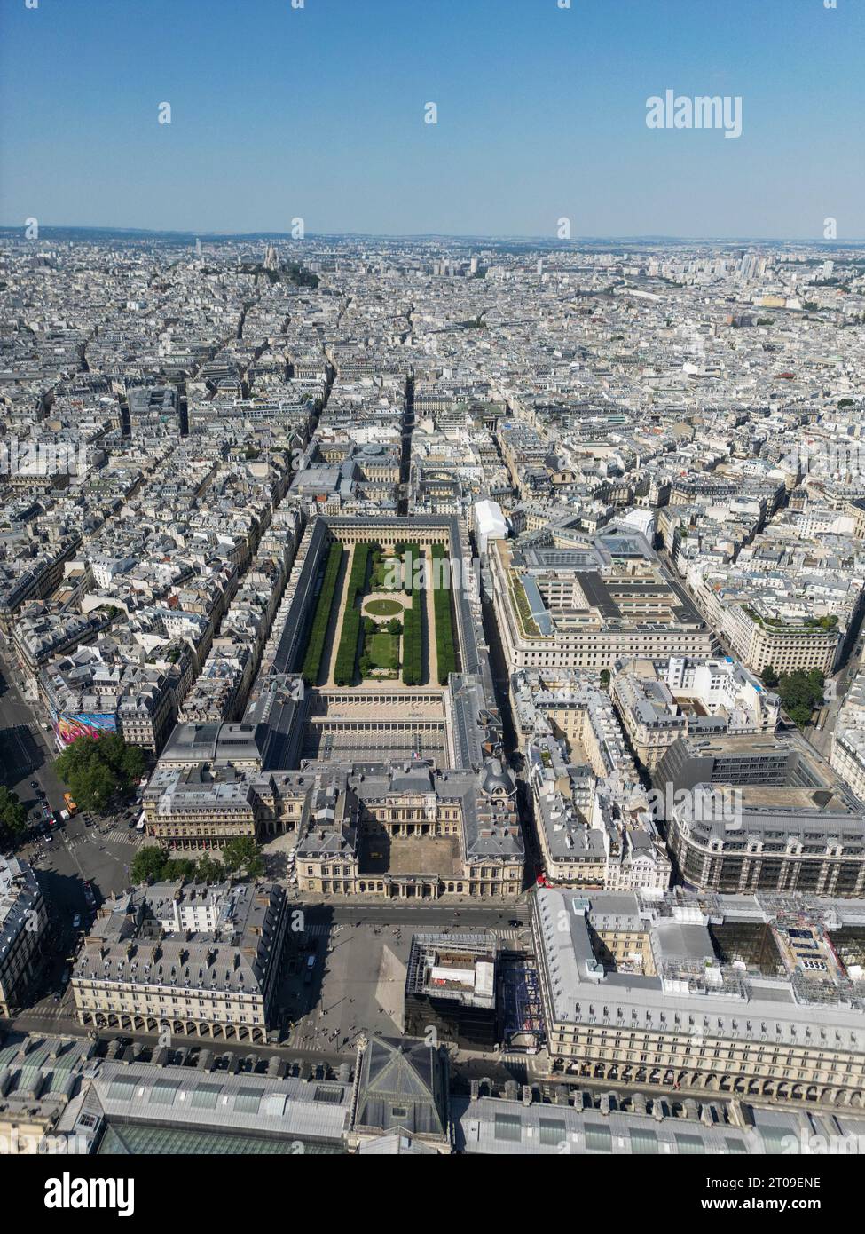 Vista mozzafiato dalla Torre Eiffel del centro di Parigi con edifici e il verde Champ de Mars contro il cielo blu senza nuvole Foto Stock