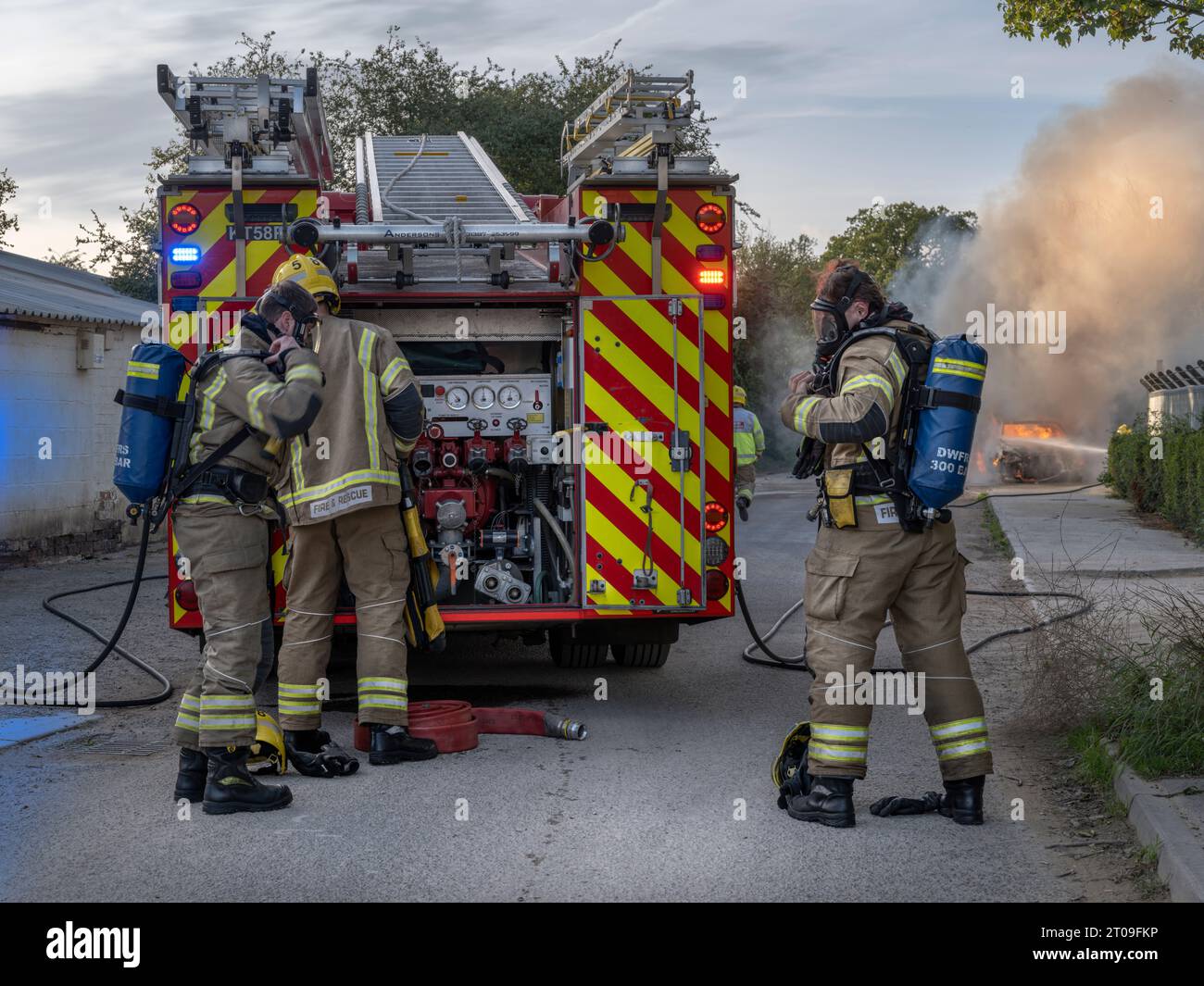 Martedì 3 ottobre 2023 - Park Road, Malmesbury, Wiltshire. I vigili del fuoco locali assistono a un incendio fuori Huws Gray in Park Road, Malmesbury, Wilt Foto Stock