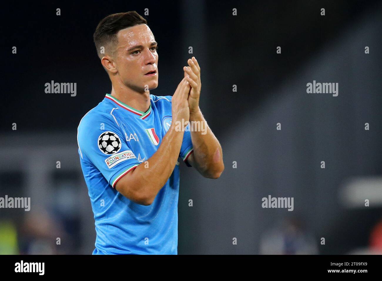 Giacomo Raspadori di SSC Napoli saluta i tifosi durante il Leaguematch dei campioni UEFA tra SSC Napoli e Real Madrid CF allo Stadio Maradona il 3 ottobre 2023 a Napoli. Foto Stock