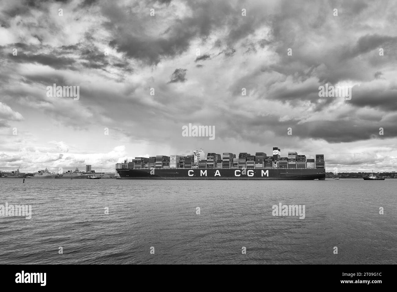 Foto in bianco e nero Moody della nave portacontainer ultra grande CMA CGM Benjamin Franklin che entra nel porto di Southampton, Regno Unito. Foto Stock