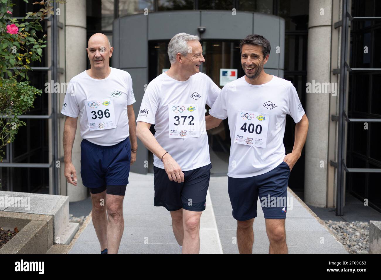 Parigi, Francia. 5 ottobre 2023. Giochi olimpici di Parigi 2024 il presidente Tony Estanguet, il ministro francese delle finanze e dell'economia Bruno le Maire, il ministro delegato francese dell'industria Roland Lescure posa con abiti da corsa prima di una corsa di corsa durante il tour della bandiera olimpica presso il ministero francese dell'economia Bercy, Parigi, il 5 ottobre 2023, in preparazione dei Giochi Olimpici e Paralimpici di Parigi 2024. Foto di Raphael Lafargue/ABACAPRESS.COM Credit: Abaca Press/Alamy Live News Foto Stock