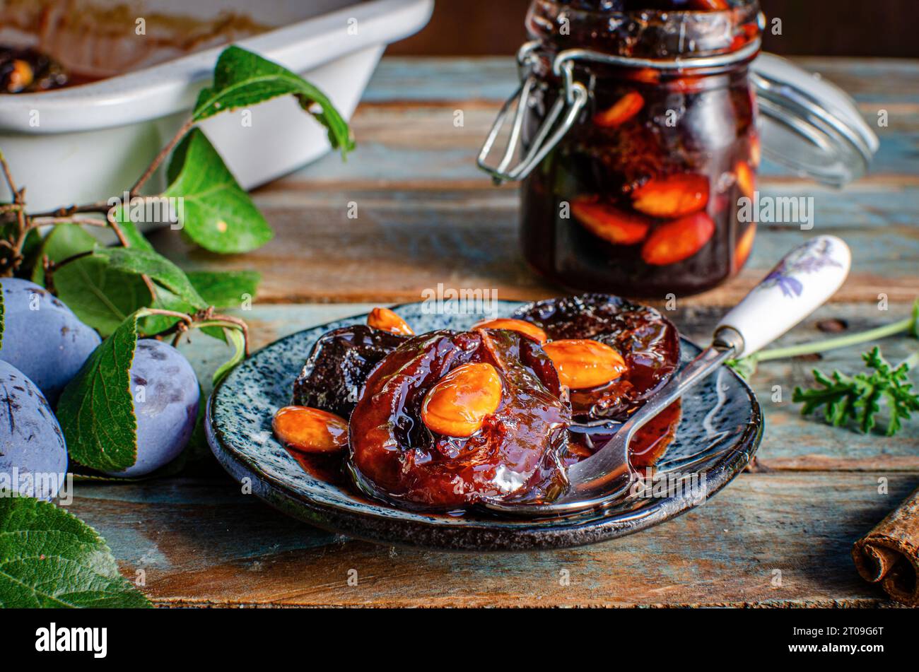 Marmellata naturale di prugne con mandorle, geranio e semi di chiodi di garofano Foto Stock