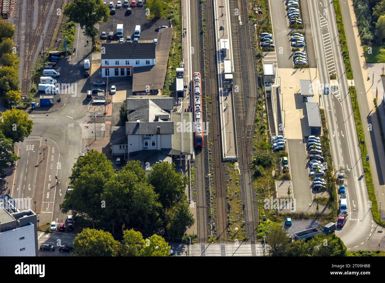 Luftbild, Bahnhof Arnsberg-Neheim-Hüsten, Hüsten, Arnsberg, Sauerland, Nordrhein-Westfalen, Deutschland ACHTUNGxMINDESTHONORARx60xEURO *** Vista aerea, stazione ferroviaria di Arnsberg Neheim Hüsten, Hüsten, Arnsberg, Sauerland, Renania settentrionale-Vestfalia, Germania ATTENTIONxMINESTHONORARx60xEURO credito: Imago/Alamy Live News Foto Stock