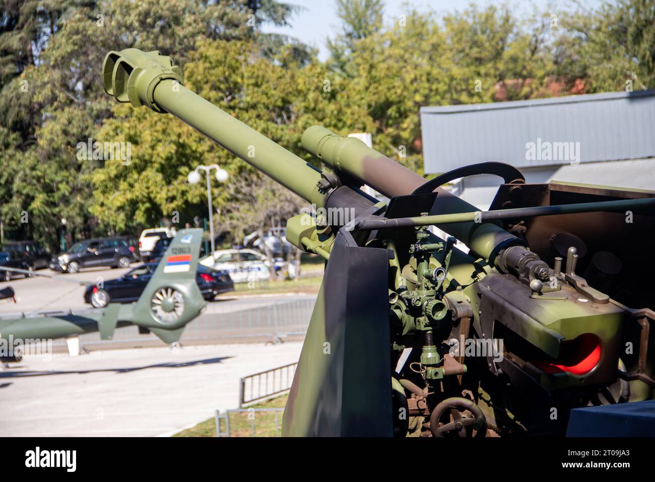 Artiglieria antitanica e obice anticraft di grande calibro, esposto alla fiera internazionale delle armi di Belgrado, Serbia Foto Stock