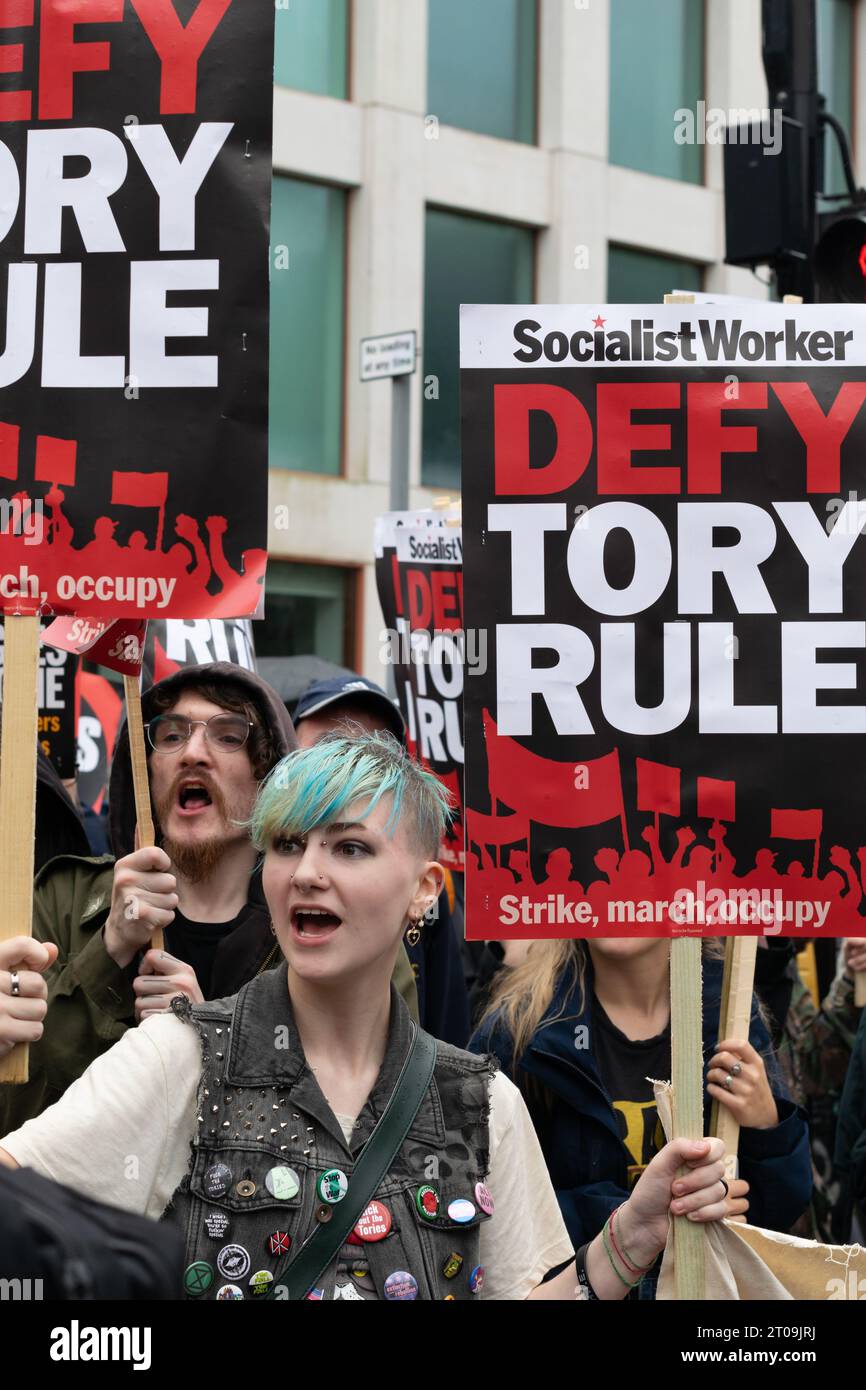 Protesta per la conferenza del partito conservatore. Il manifestante con il testo del segno sfida la regola Tory. Manchester Regno Unito Foto Stock