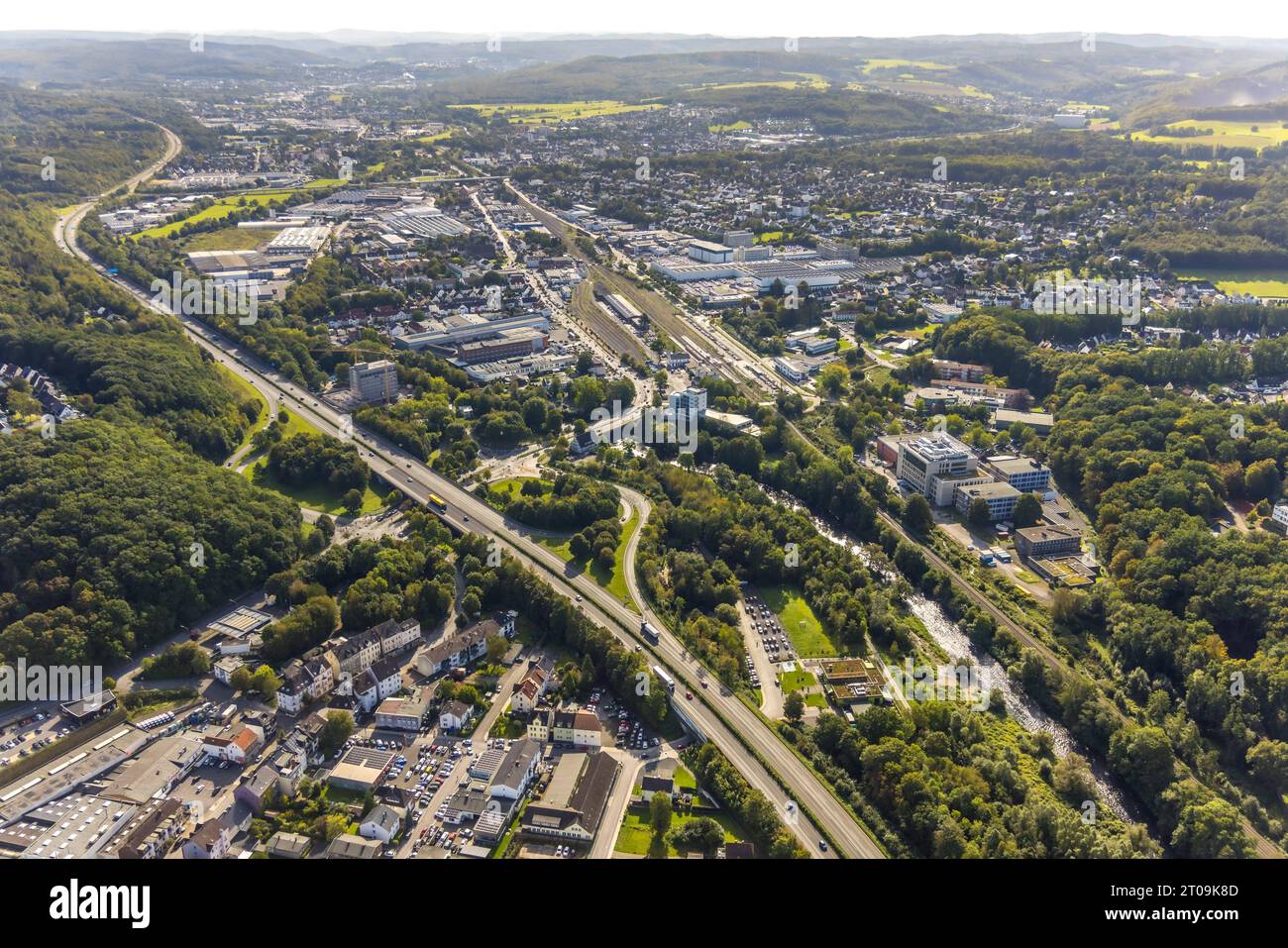 Luftbild, Autobahn A46 mit Rathaus Abrissarbeiten und Sanierung Neues Bürgerzentrum, Bahnhof Arnsberg-Neheim-Hüsten, Blick über Arnsberg, Neheim, Arnsberg, Sauerland, Nordrhein-Westfalen, Deutschland ACHTUNGxMINDESTHONORARx60xEURO *** Vista aerea, superstrada A46 con lavori di demolizione e riqualificazione del municipio nuovo centro civico, stazione ferroviaria Arnsberg Neheim Hüsten, vista su Arnsberg, Neheim, Arnsberg, Sauerland, Renania settentrionale-Vestfalia, Germania ATTENTIONxMINDESTHONORARx60xEURO credito: Imago/Alamy Live News Foto Stock