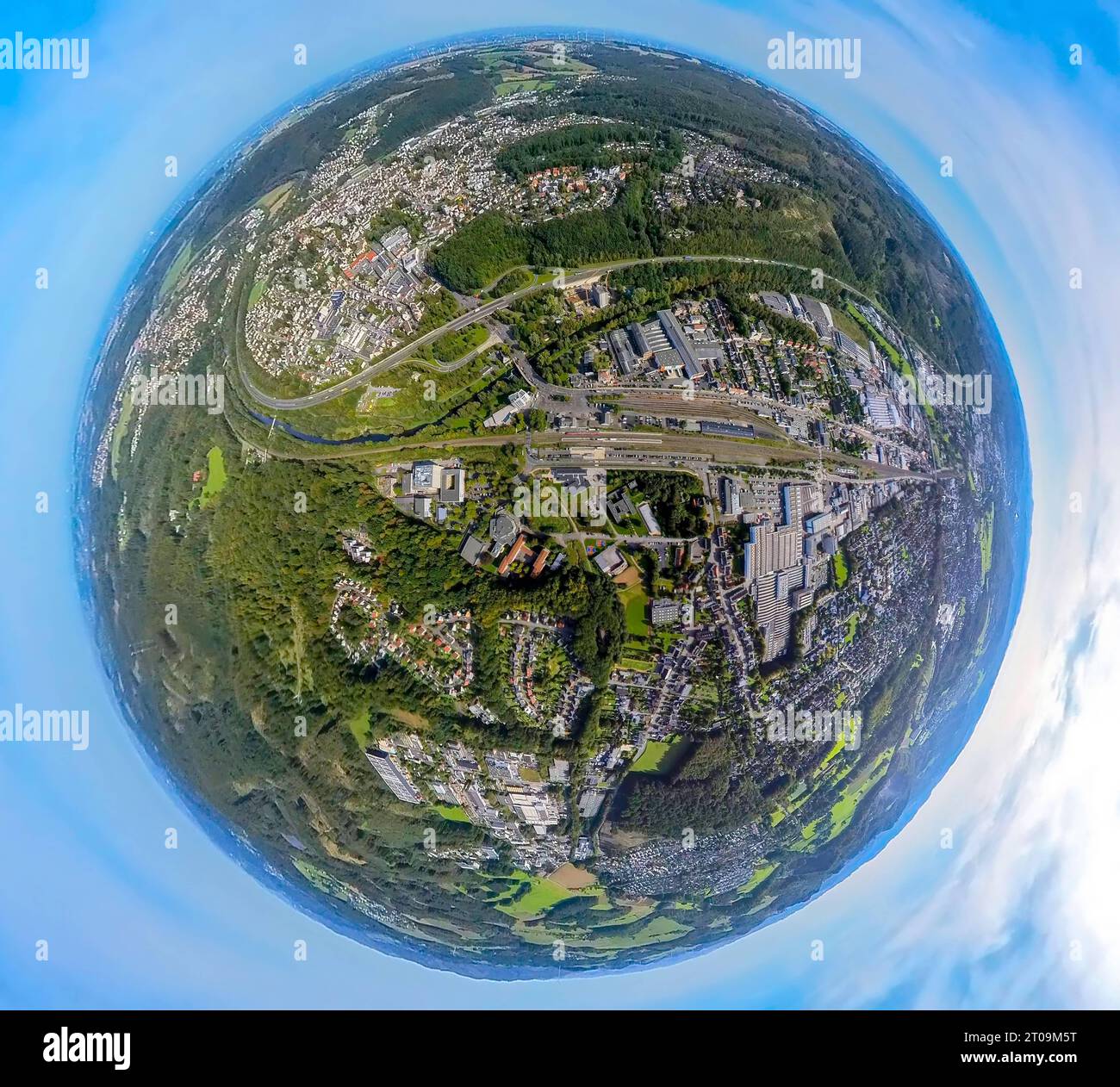 Luftbild, Bahnhof Arnsberg-Neheim-Hüsten, Autobahn A46, Erdkugel, Fisheye Aufnahme, Fischaugen Aufnahme, 360 Grad Aufnahme, Tiny World, Hüsten, Arnsberg, Sauerland, Nordrhein-Westfalen, Deutschland ACHTUNGxMINDESTHONORARx60xEURO *** Fotografia aerea, stazione ferroviaria di Arnsberg Neheim Hüsten, autostrada A46, globo, fotografia fisheye, fotografia a 360 gradi, Tiny World, Hüsten, Arnsberg, Sauerland, Renania settentrionale-Vestfalia, Germania ATTENTIONxMINDESTHONORARx60xEURO credito: Imago/Alamy Live News Foto Stock