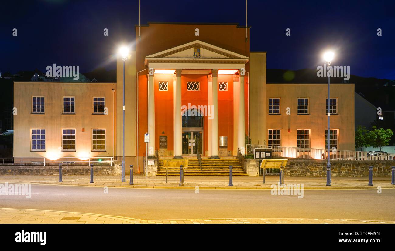 Aberystwyth Public Library, Queens Square, Aberystwyth, Ceredigion, Mid Wales. Nella foto nell'aprile 2023. Foto Stock