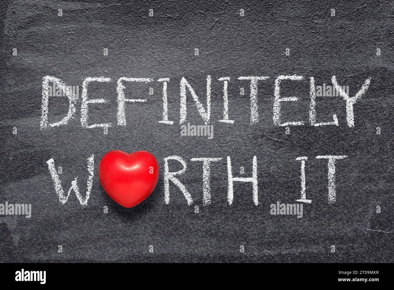 vale la pena scrivere una frase sulla lavagna con il simbolo del cuore rosso Foto Stock