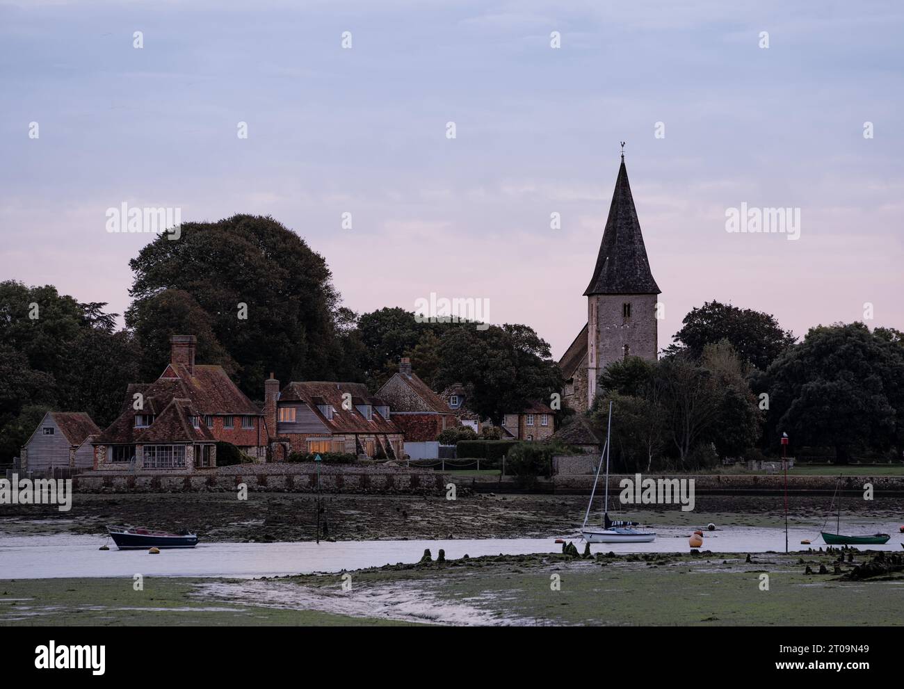 Villaggio Bosham all'alba Foto Stock