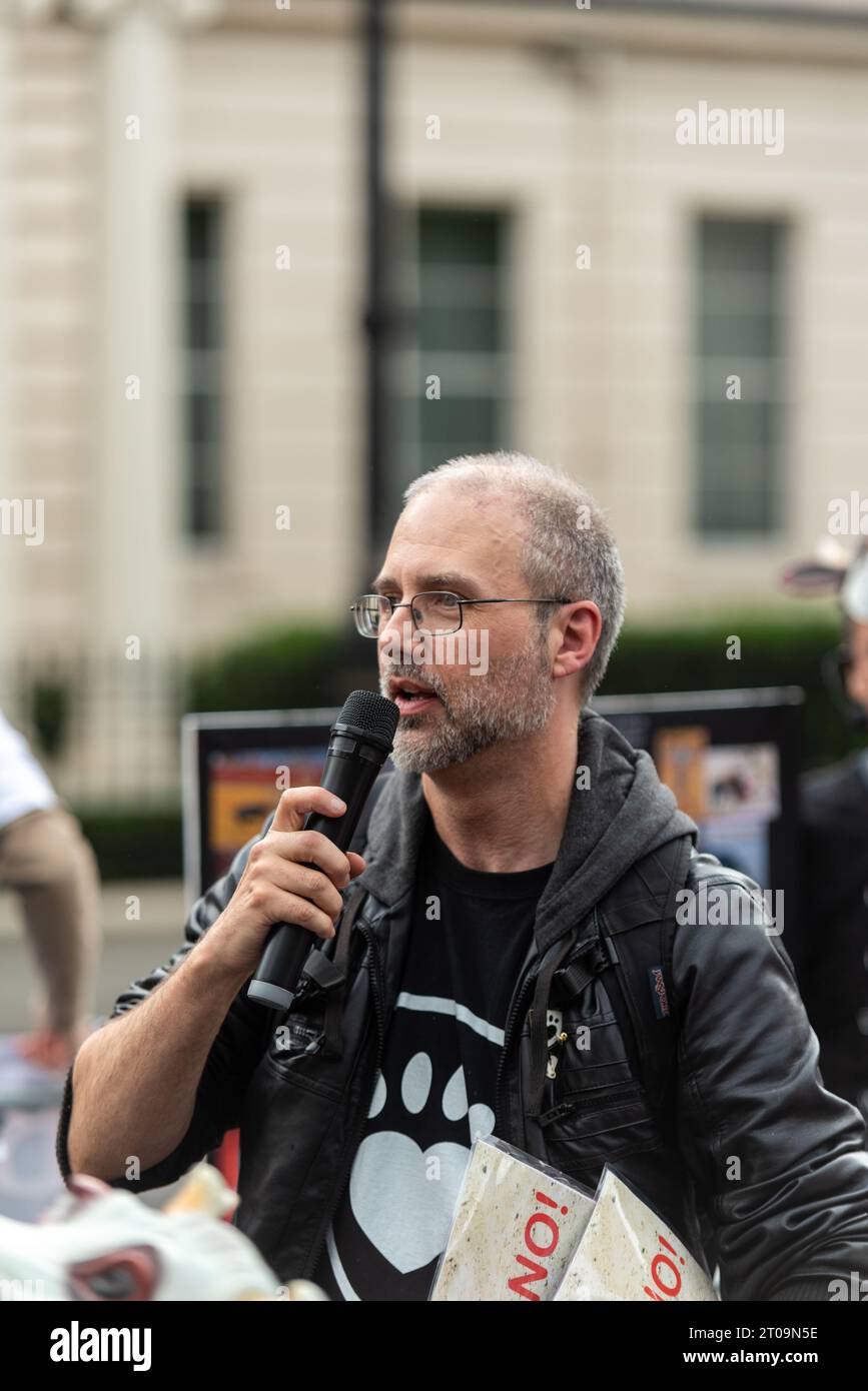 Jordi Casamitjana protestò contro la corrida durante una marcia dimostrativa che si concluse fuori dall'ambasciata spagnola a Londra, nel Regno Unito. Ethical Vegan Foto Stock