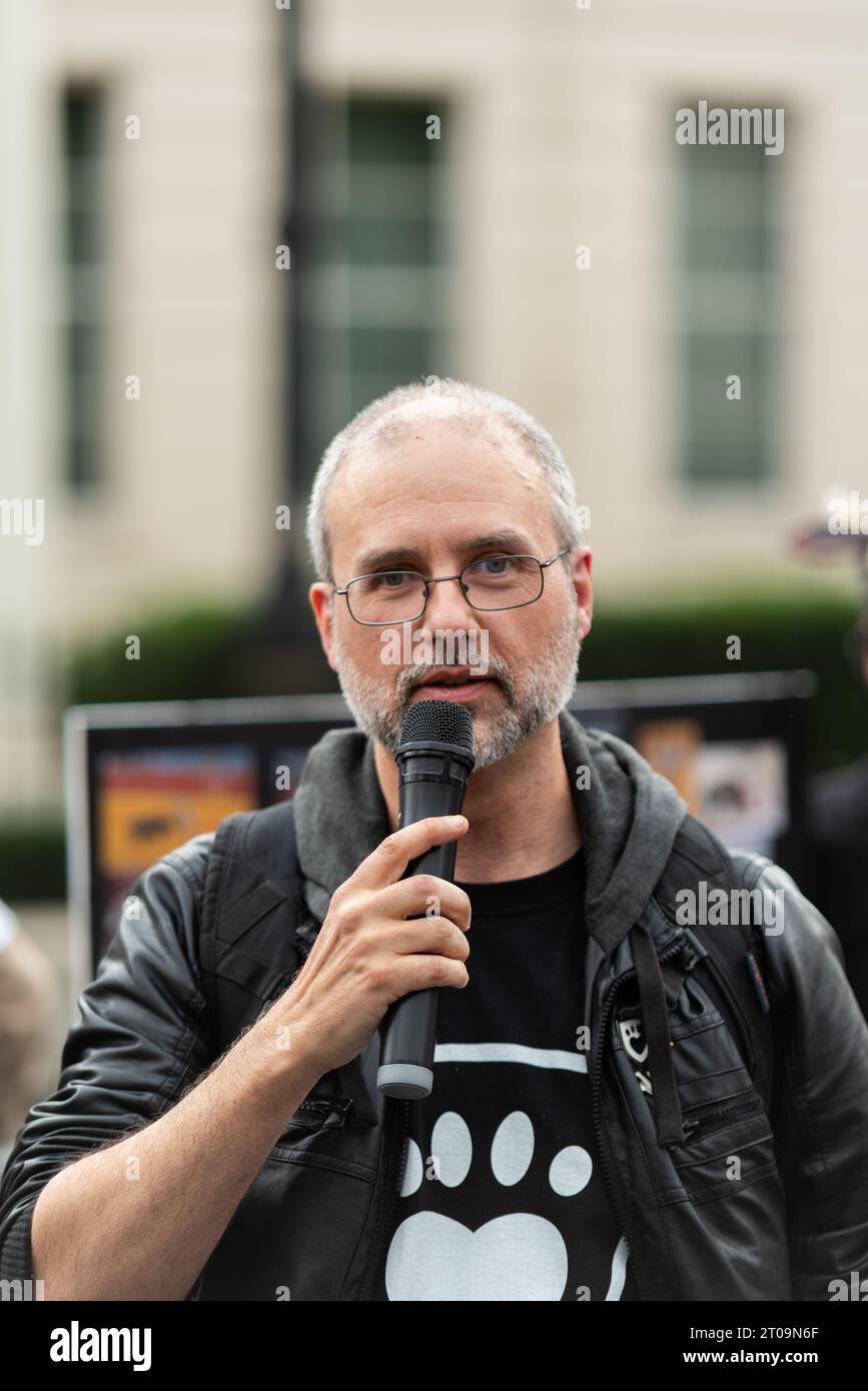 Jordi Casamitjana protestò contro la corrida durante una marcia dimostrativa che si concluse fuori dall'ambasciata spagnola a Londra, nel Regno Unito. Ethical Vegan Foto Stock