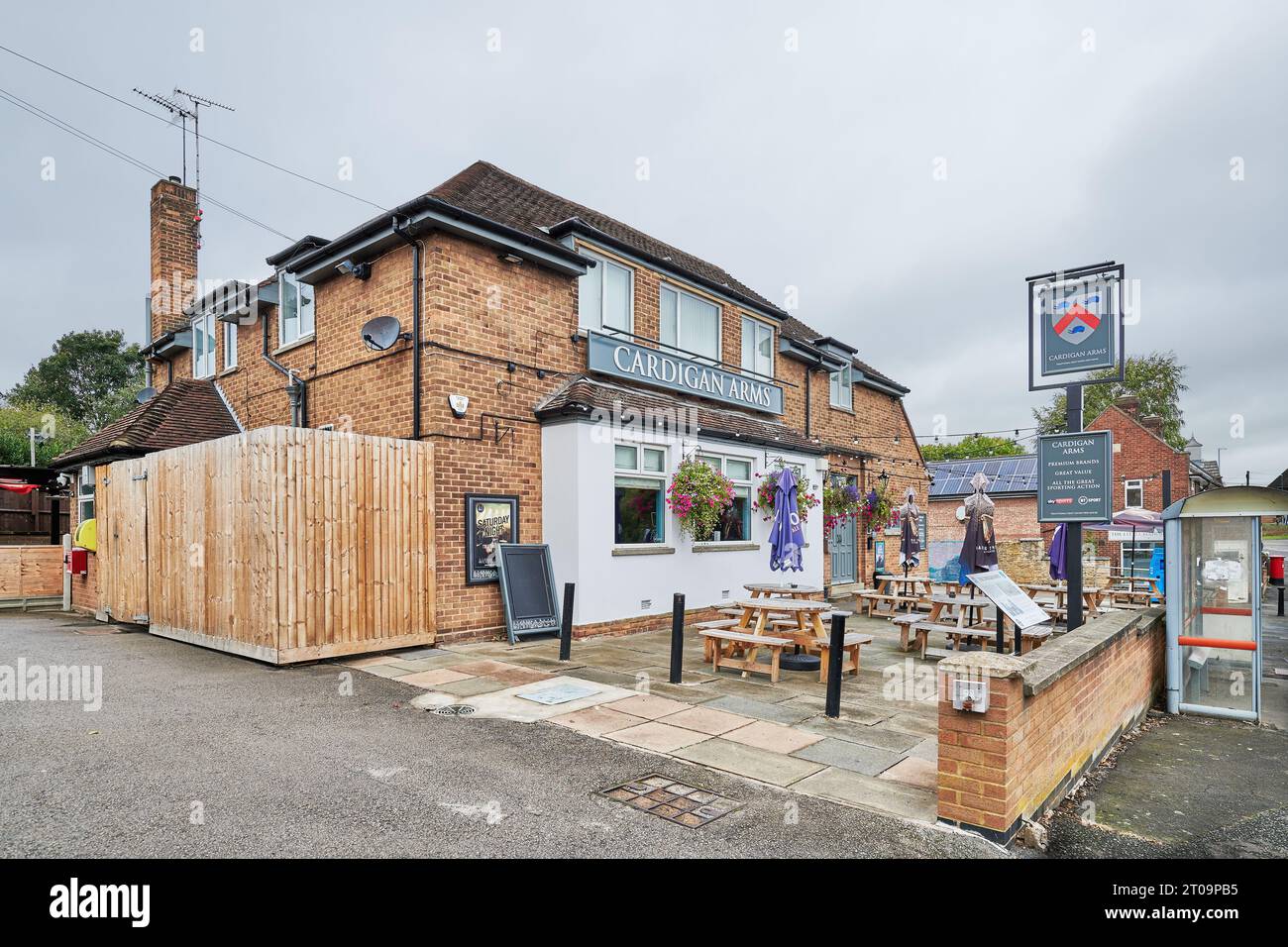 Cardigan Arms Community pub (dal nome del leader della Charge of Light Brigade, James Brudenell, Lord Cardigan) a Corby Old Village, Inghilterra. Foto Stock