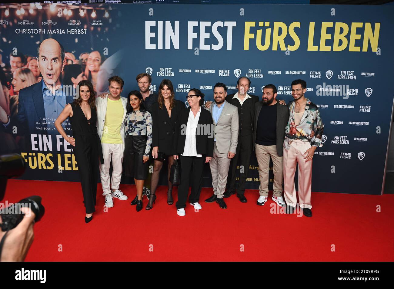 Gruppenbild der anwesenden Nebendarsteller Schauspieler Anne Schäfer, Ben Münchow, Banafshe Hourmazdi, Ulrich Brandhoff, mira Benser, Charlotte Schwab, Sipan Hasan, Piet Fuchs, Sahin Eryilmaz und Mouataz Alshaltouh, l-r,zur Premiere der Film Komödie Ein Fest fürs Leben der AM 19.10.2023 in Die Kinos Kommt. *** Immagine di gruppo degli attori presenti nel cast di supporto Anne Schäfer, Ben Münchow, Banafshe Hourmazdi, Ulrich Brandhoff, mira Benser, Charlotte Schwab, Sipan Hasan, Piet Fuchs, Sahin Eryilmaz e Mouataz Alshaltouh, l r, per la prima del film commedia Ein Fest fürs Leben che viene a t Foto Stock