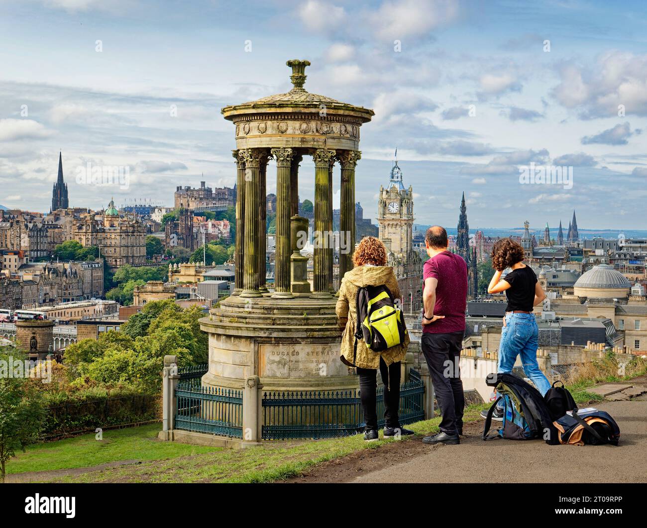 Edimburgo Scozia Calton Hill turisti ampia vista dal Dugald Stewart Monument sulla città Foto Stock