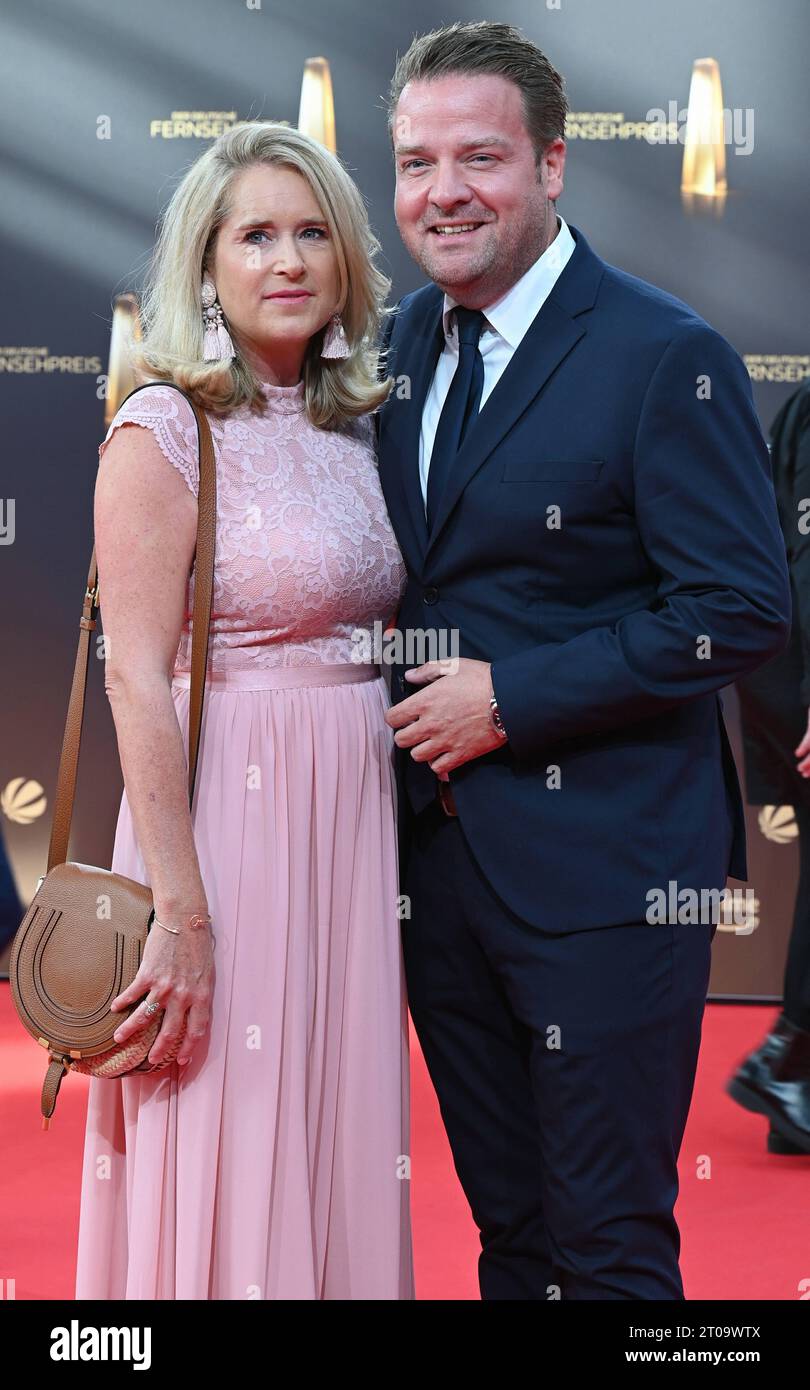 Medienmanager Daniel Rosemann, Geschäftsführer der Fernsehsender ProSieben, ProSieben Maxx, Sat.1 und Sat.1 Gold.und Seine Frau Lenonie kommt zur Gala und Verleihung des Deutschen Fernsehpreis a Köln. *** Media Manager Daniel Rosemann, Managing Director delle stazioni TV ProSieben, ProSieben Maxx, Sat 1 e Sat 1 Gold, e sua moglie Lenonie partecipano al gala e alla cerimonia di premiazione del German Television Award a Colonia Credit: Imago/Alamy Live News Foto Stock