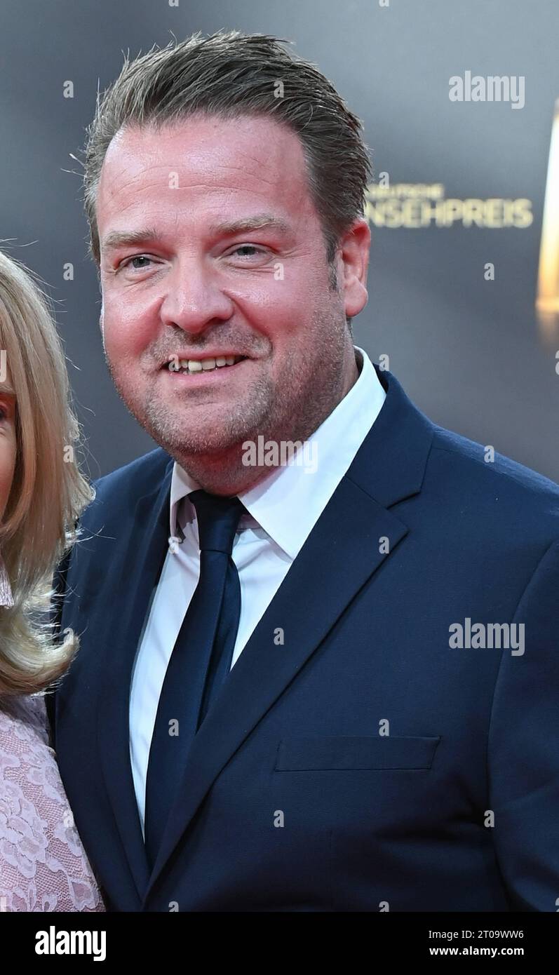 Medienmanager Daniel Rosemann, Geschäftsführer der Fernsehsender ProSieben, ProSieben Maxx, Sat.1 und Sat.1 Gold.und Seine Frau Lenonie kommt zur Gala und Verleihung des Deutschen Fernsehpreis a Köln. *** Media Manager Daniel Rosemann, Managing Director delle stazioni TV ProSieben, ProSieben Maxx, Sat 1 e Sat 1 Gold, e sua moglie Lenonie partecipano al gala e alla cerimonia di premiazione del German Television Award a Colonia Credit: Imago/Alamy Live News Foto Stock