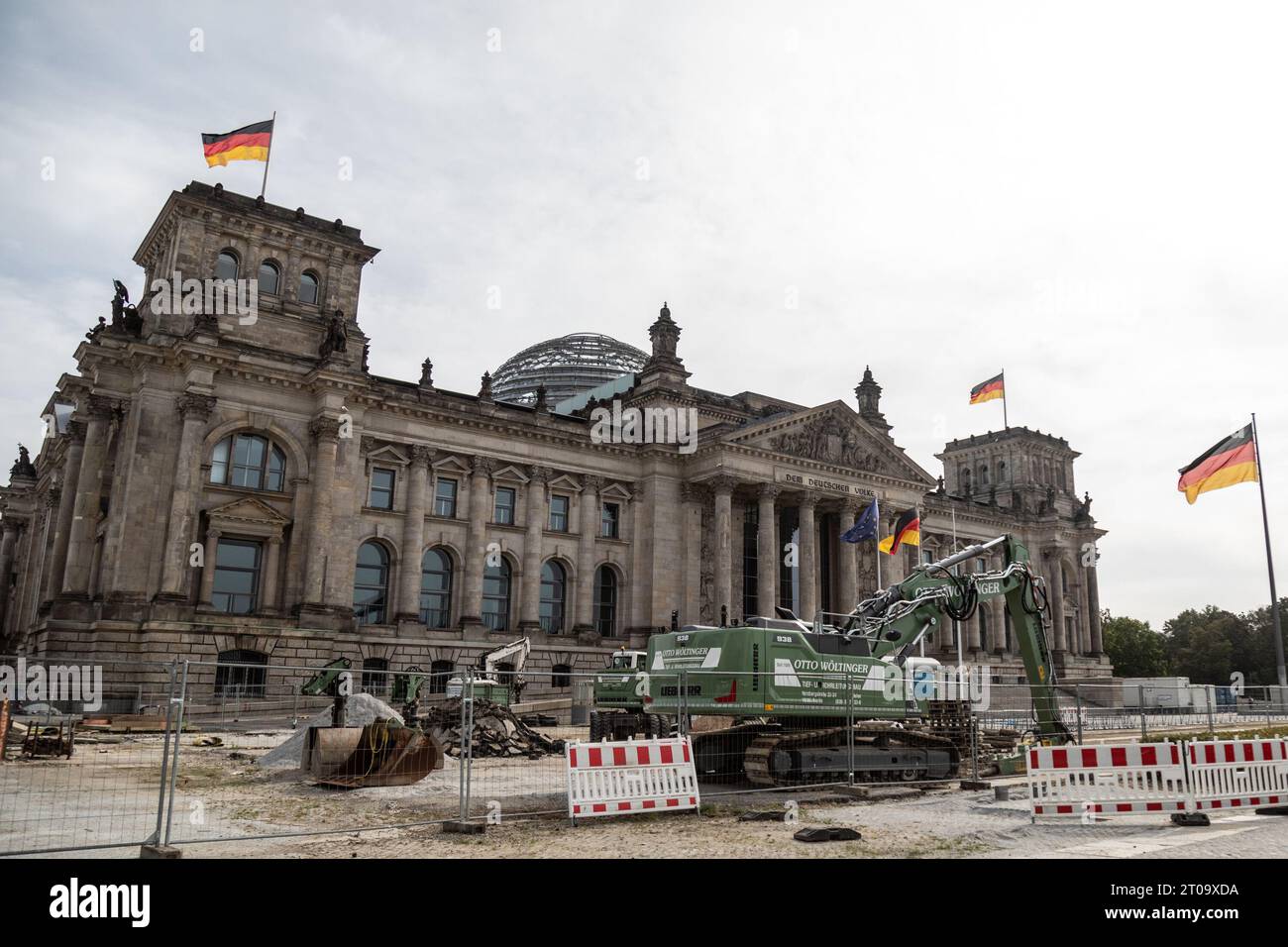 Berlino, Germania. 3 ottobre 2023. Una visione del Bundestag in occasione del 33° anniversario della giornata dell'unità tedesca a Berlino. Credito: SOPA Images Limited/Alamy Live News Foto Stock