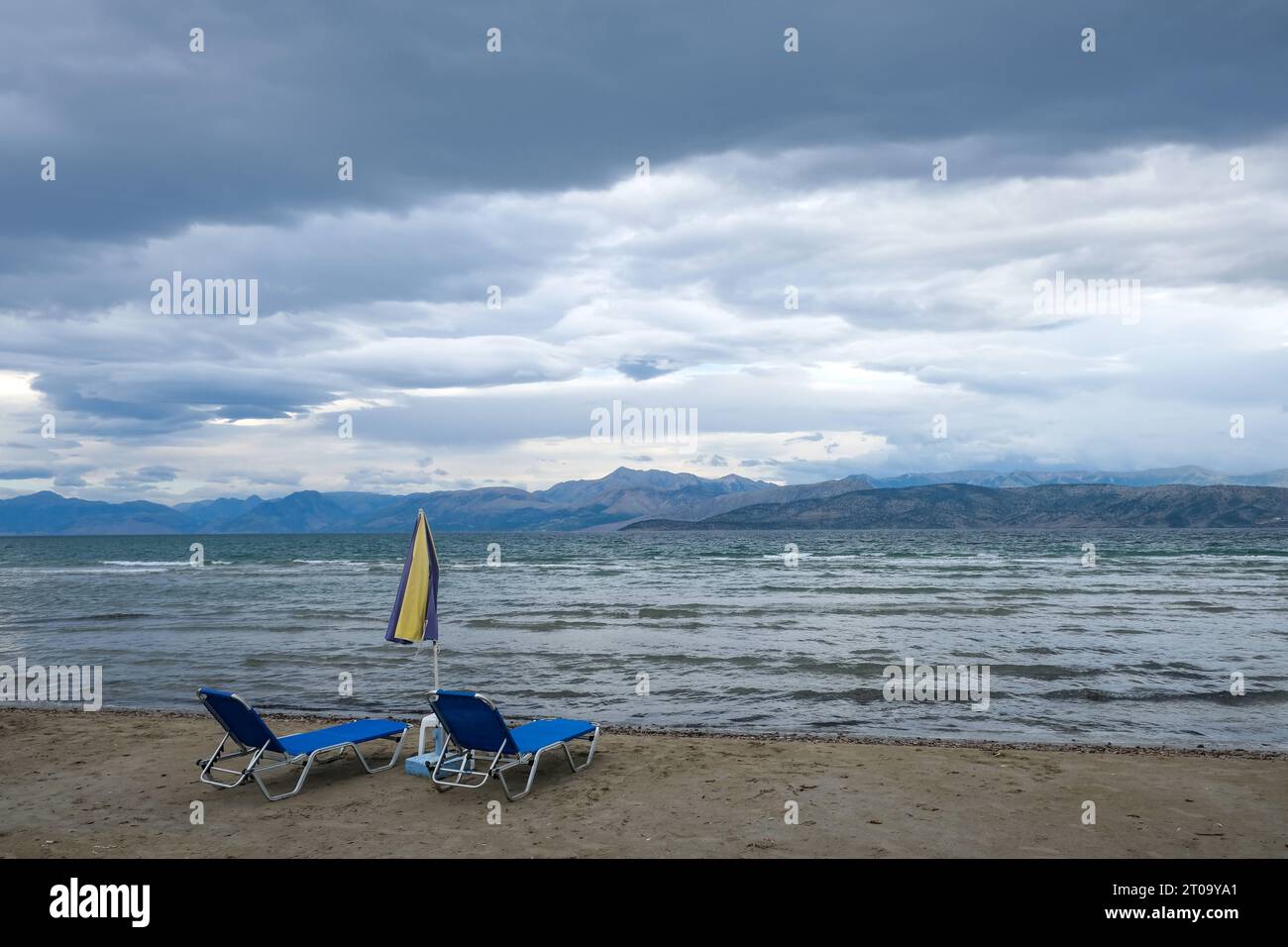 Kalamaki, Korfu, Griechenland - Blick vom Kalamaki Strand im Nordosten der griechischen Insel Korfu ueber das ionische Meer Richtung Festland Albanien. Kalamaki Korfu Griechenland **** Kalamaki, Corfù, Grecia Vista dalla spiaggia di Kalamaki nel nord-est dell'isola greca di Corfù sul Mar Ionio verso la terraferma Albania Kalamaki Corfù Grecia Foto Stock