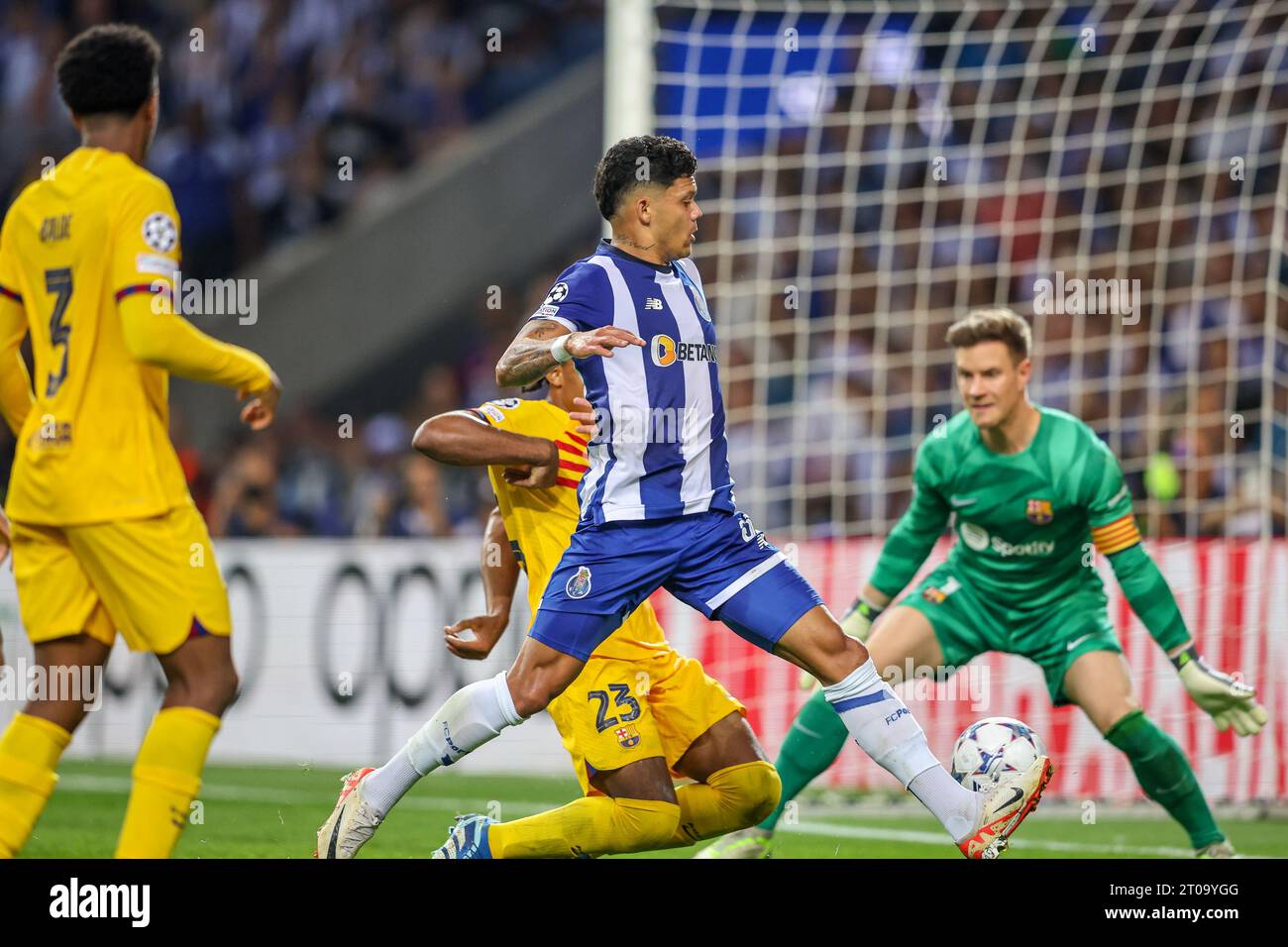 Evanilson (FC Porto) e Marc-André ter Stegen (Barcellona) in azione durante la UEFA Champions League, partita tra Porto e Barcellona Foto Stock