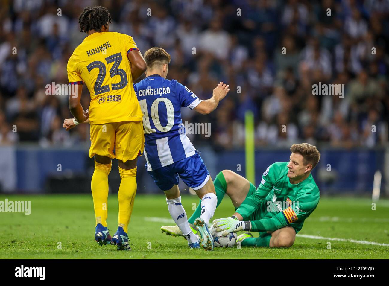 Francisco Conceição (FC Porto) e Marc-André ter Stegen (Barcellona) in azione durante la UEFA Champions League, partita tra Porto e Barcellona Foto Stock