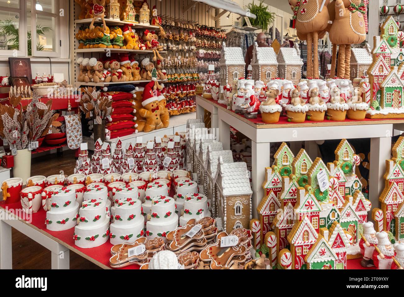 Decorazioni natalizie in vendita in un centro giardino nel mese di ottobre, Inghilterra, Regno Unito Foto Stock