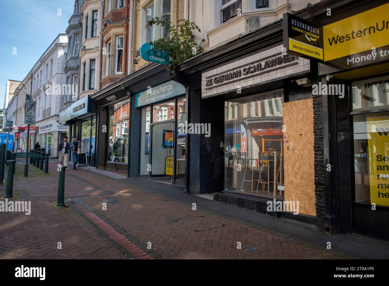 Il centro di Bournemouth nel 2023 ha molti negozi sulla strada principale Foto Stock