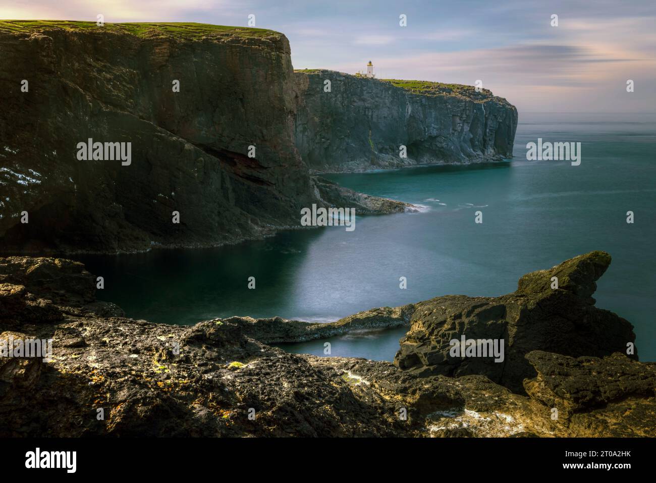 Formazioni rocciose vulcaniche e scogliere a Eshaness, Isole Shetland. Foto Stock