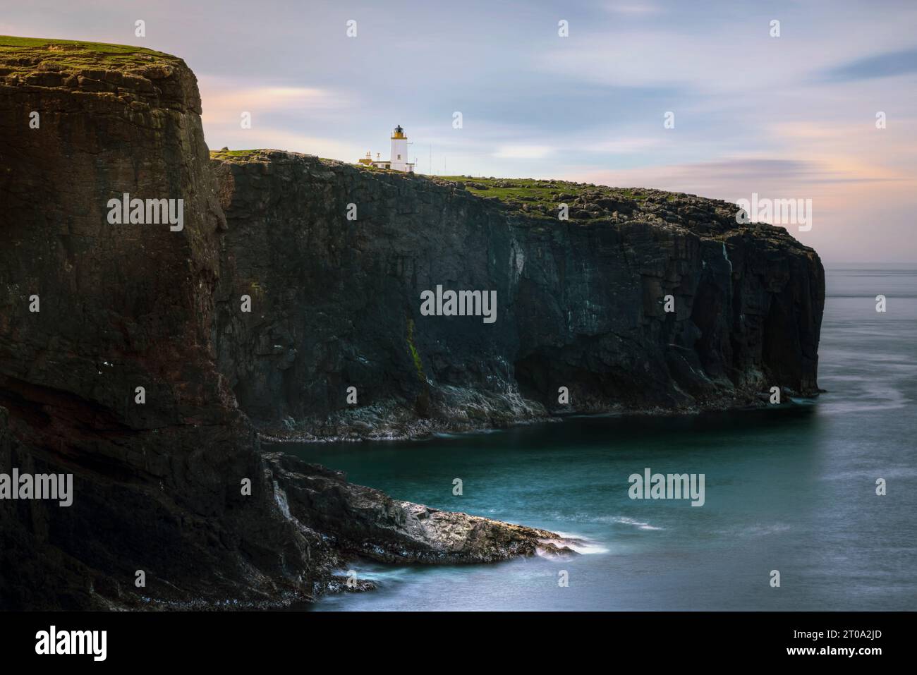 Formazioni rocciose vulcaniche e scogliere a Eshaness, Isole Shetland. Foto Stock