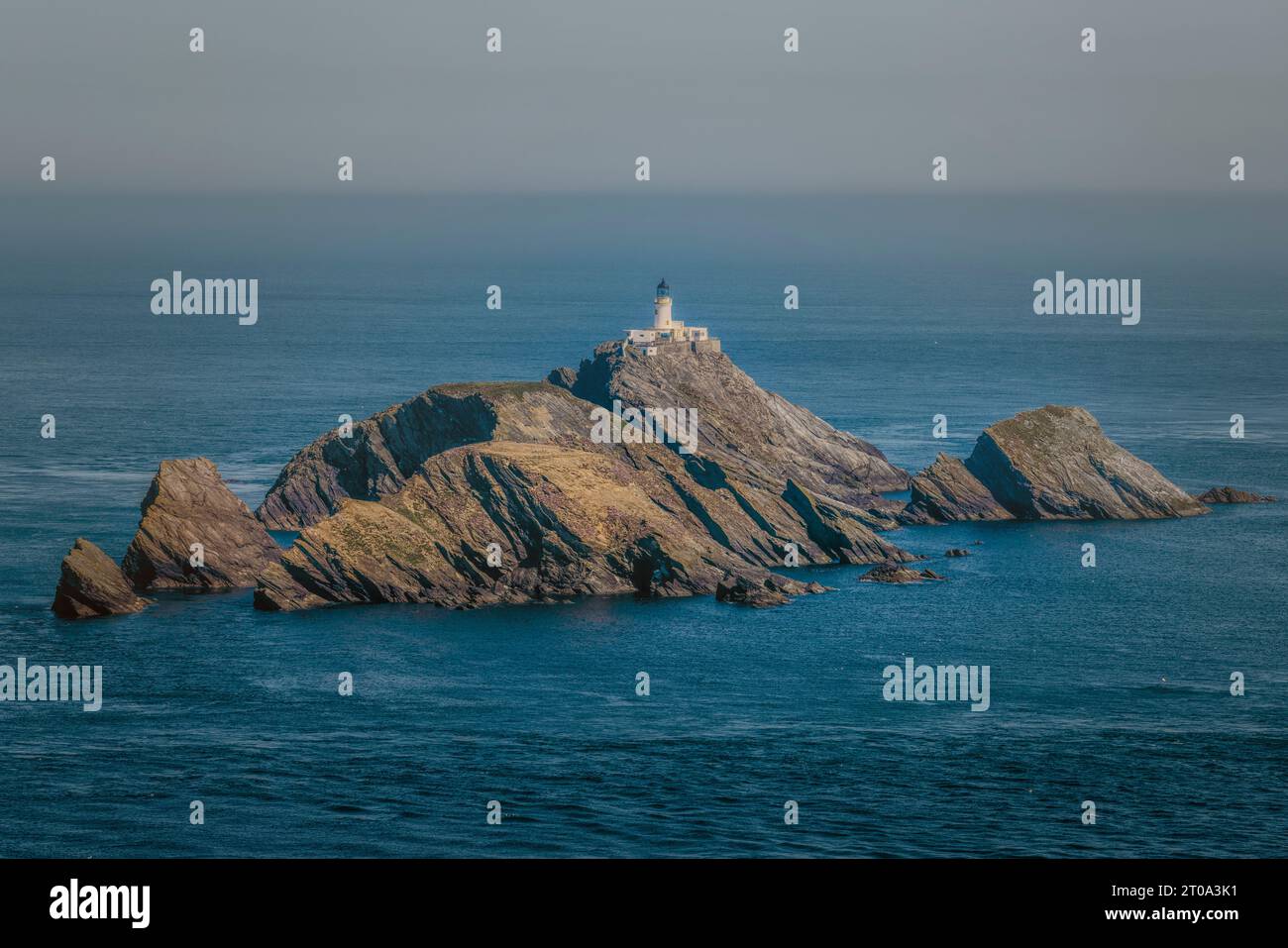 La suggestiva costa di Hermaness su Unst, le Shetlands con il faro di Muckle Flugga. Foto Stock