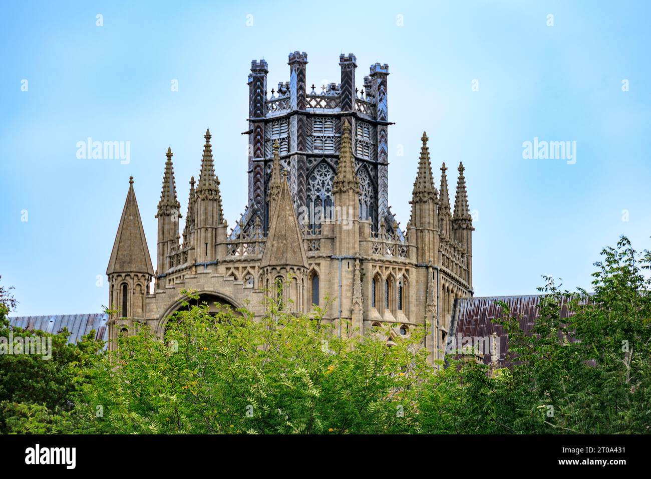 Il lato sud della cattedrale di Ely mostra la sua torre ottagonale, Cambridgeshire, Inghilterra. Foto Stock