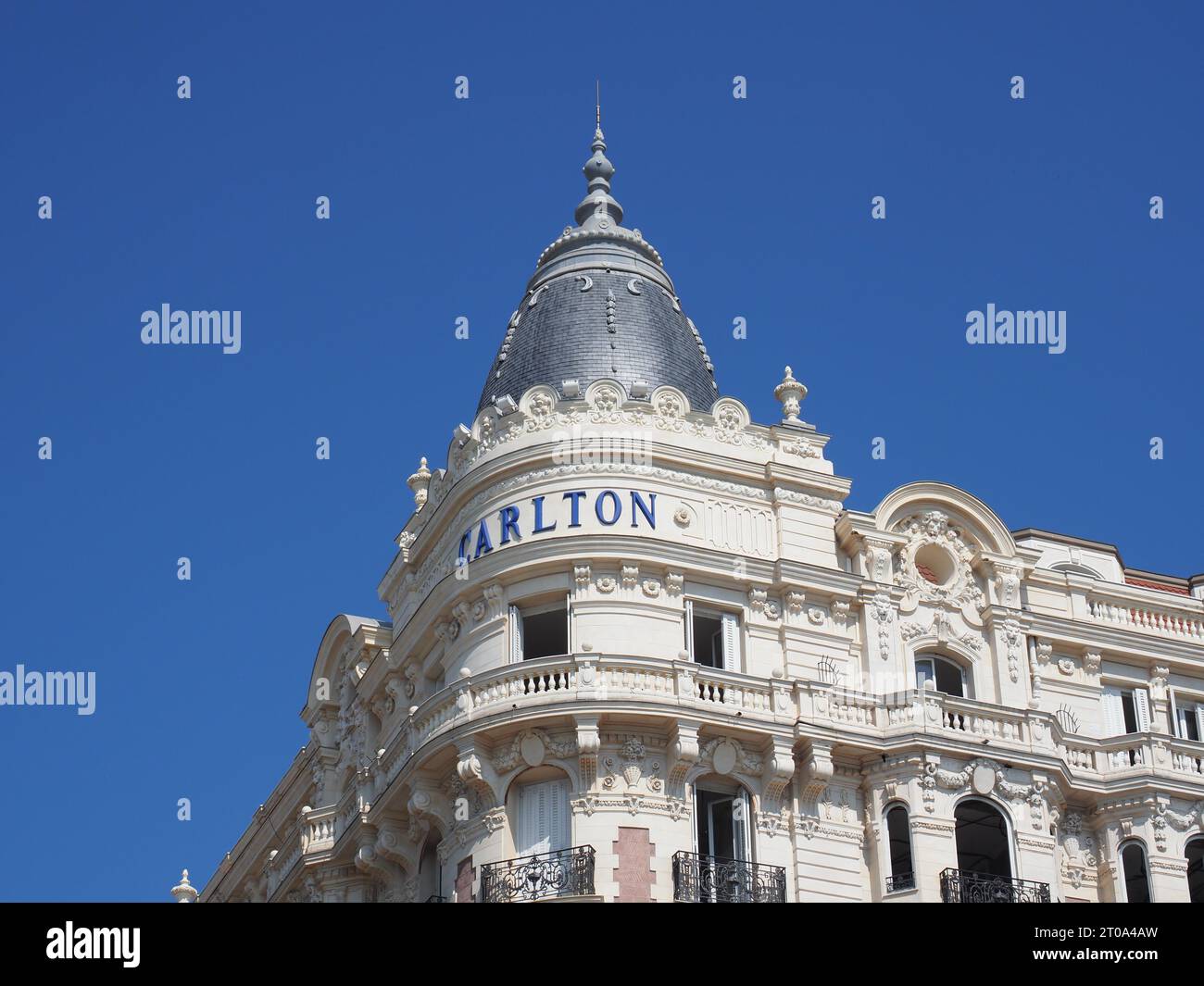 Immagine dell'hotel Carlton di Cannes in una luminosa giornata estiva. Foto Stock